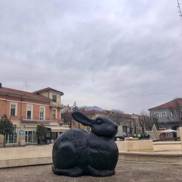 Per le Festività natalizie i variopinti animali di ?Cracking Art? invadono il centro storico di Avezzano – Prorogata la mostra fino al 13 febbraio per il successo di pubblico.