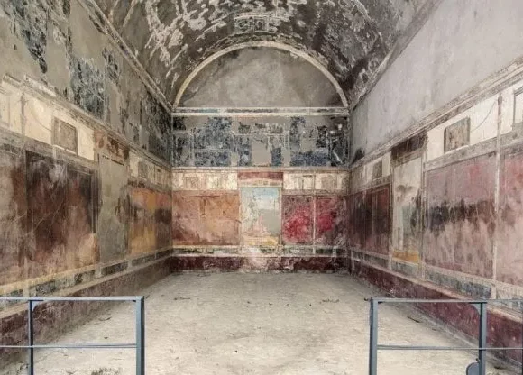 Abel Ferrara a Pompei legge il mito della caduta di Icaro￼
