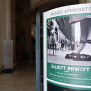Palazzo Bonaparte accoglie lo sguardo più ironico e disarmante della fotografia del Novecento: ELLIOTT ERWITT.