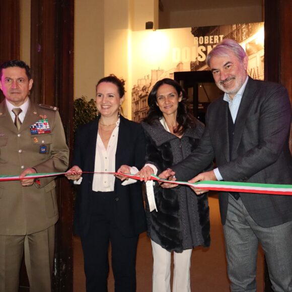 Dal 5 marzo al 19 luglio 2026, il Museo del Genio di Roma ospita una straordinaria mostra dedicata a Robert Doisneau, uno dei più grandi maestri della fotografia mondiale.