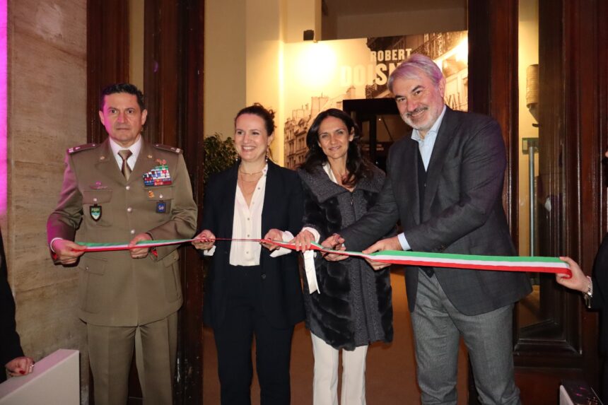 Dal 5 marzo al 19 luglio 2026, il Museo del Genio di Roma ospita una straordinaria mostra dedicata a Robert Doisneau, uno dei più grandi maestri della fotografia mondiale.