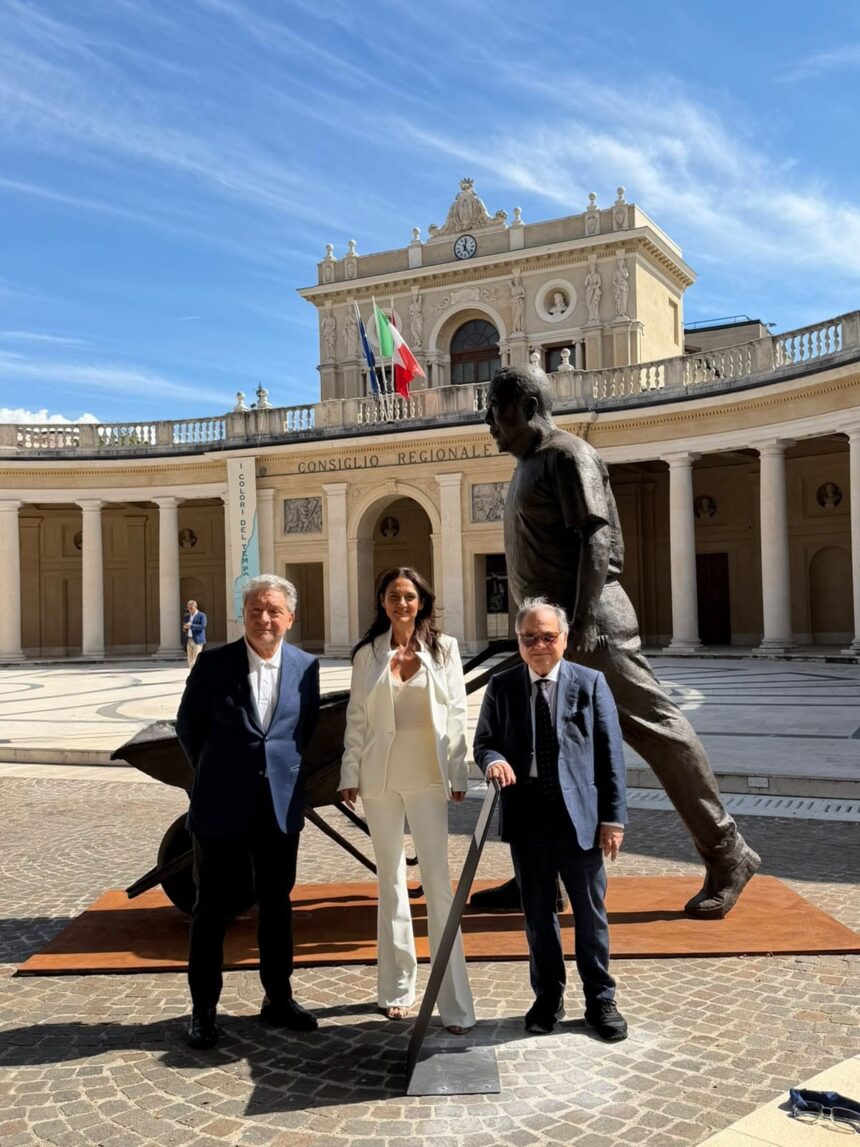 Da sx., Marco Fanfani (Carispaq), Alessandra Taccone (Fond. Terzo Pilastro), Fabrizio Marinelli (Carispaq) FIGURE AND WHEELBARROW FOR L’AQUILA