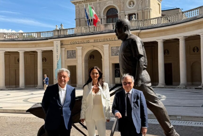 Da sx., Marco Fanfani (Carispaq), Alessandra Taccone (Fond. Terzo Pilastro), Fabrizio Marinelli (Carispaq) Figure and Wheelbarrow for l’Aquila
